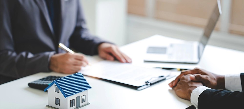 real estate agent Delivering sample homes to customers, mortgage loan contracts. Make a contract for hire purchase and sale of a house. and home insurance contracts, home mortgage loan concepts